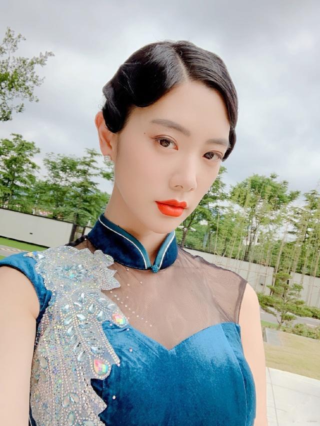 黑色大丽花